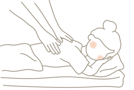 マッサージされる女性